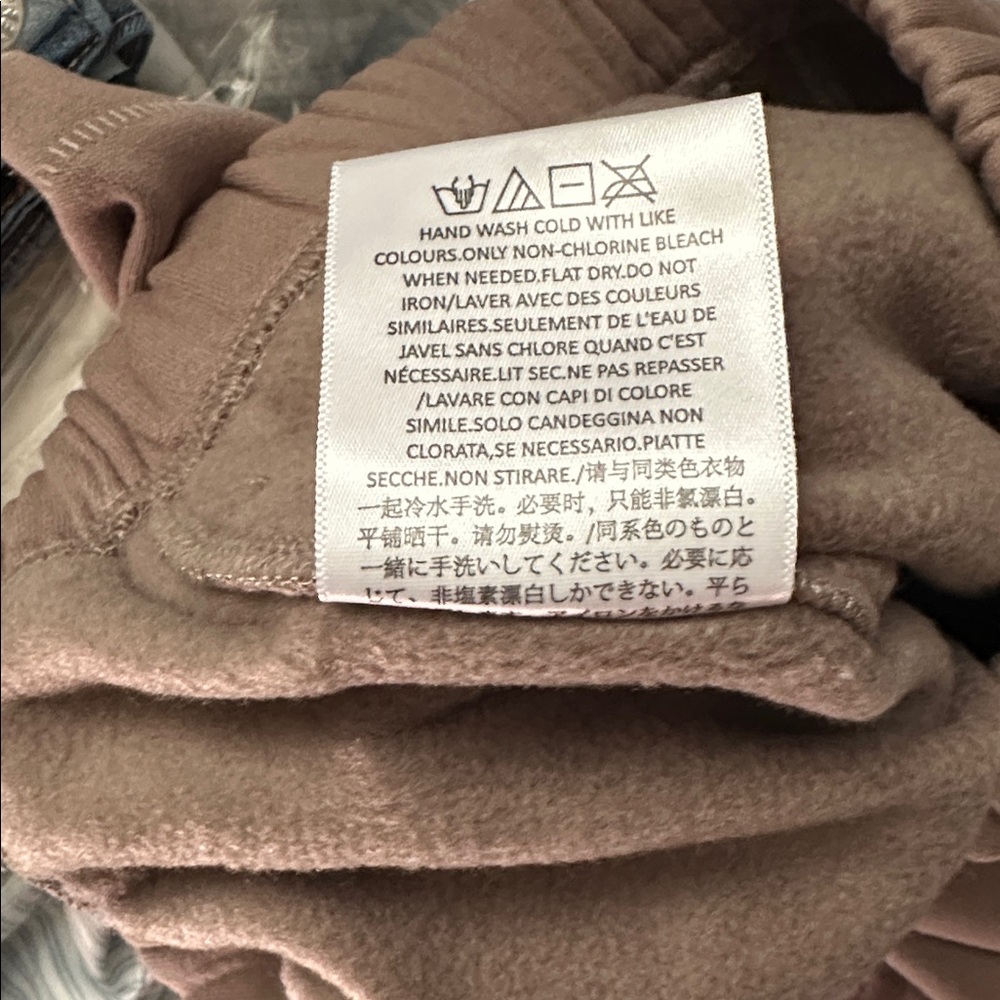 Fear of God Essentials Taupe Shorts - Picture 6 of 6